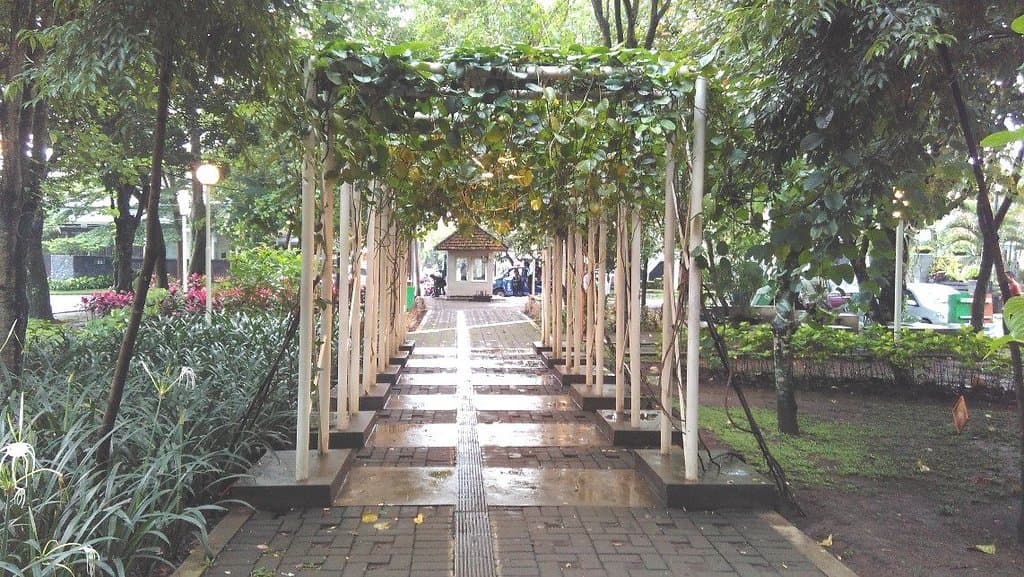 Penghias ditengah taman