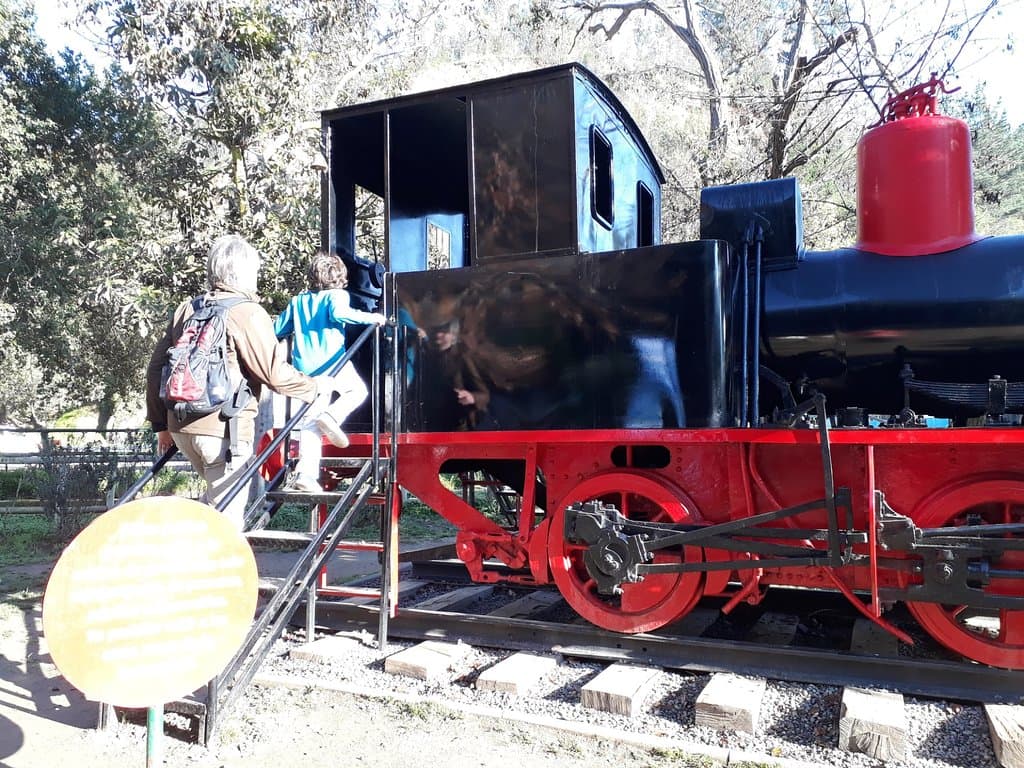 Do lado de fora as crianças já podem usufruir de alguma distração.