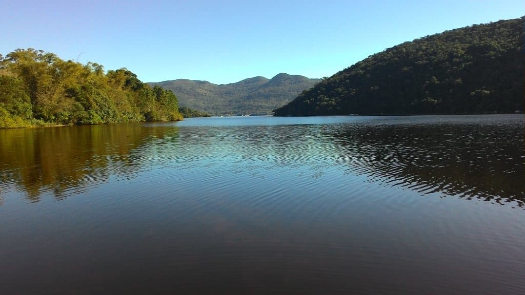 Rio vermelho ao lado do projeto