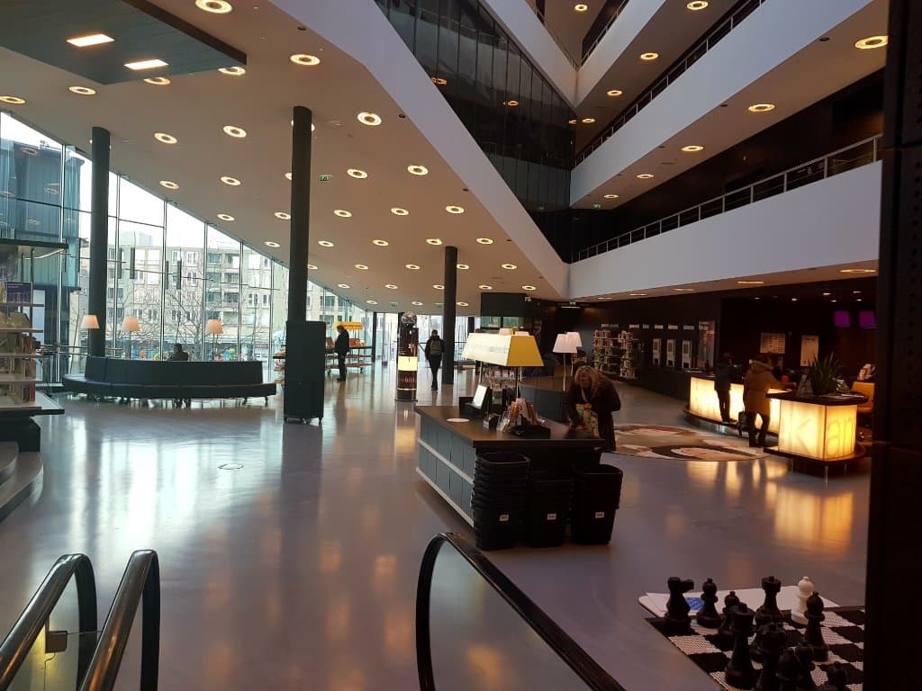 Entree met rechts de servicebalie