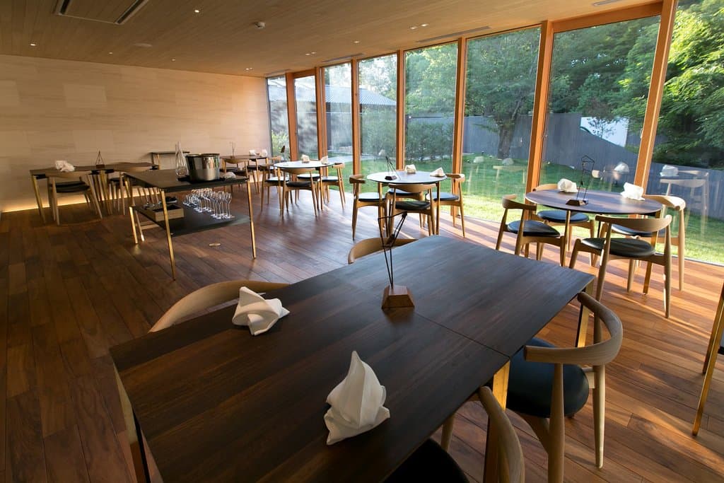 庭に面したメインのダイニングルール。季節折々の景色の中で生産者から届く安心な素材の料理で、お食事をお楽しみ頂けます。