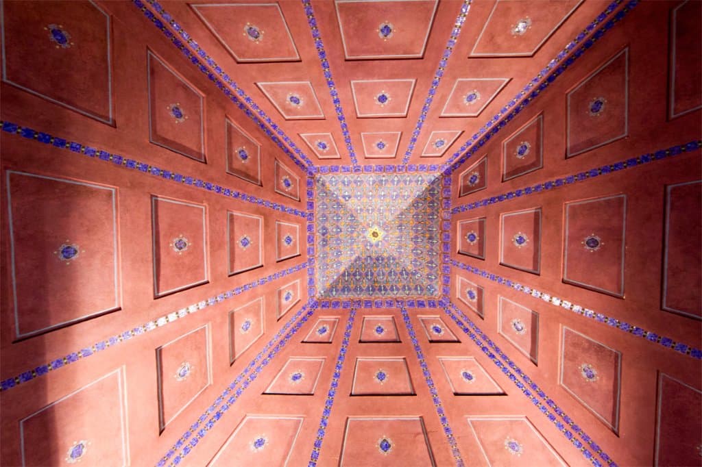 imponujące samonośnie sklepienie głównej sali projektu Mendelsohna