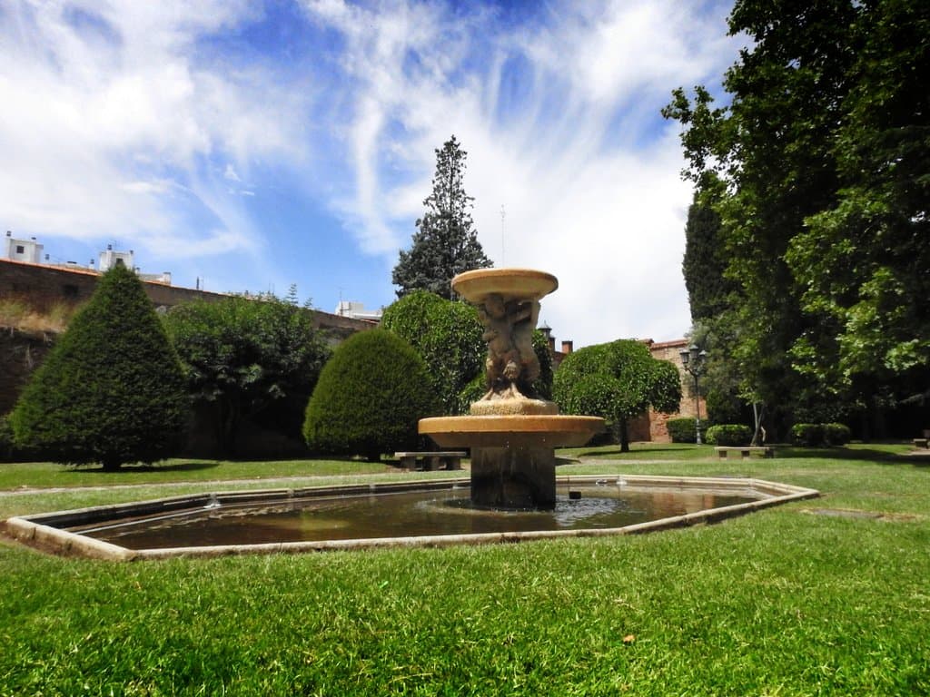 Fuente del Jardín del Cid en un precioso día de sol