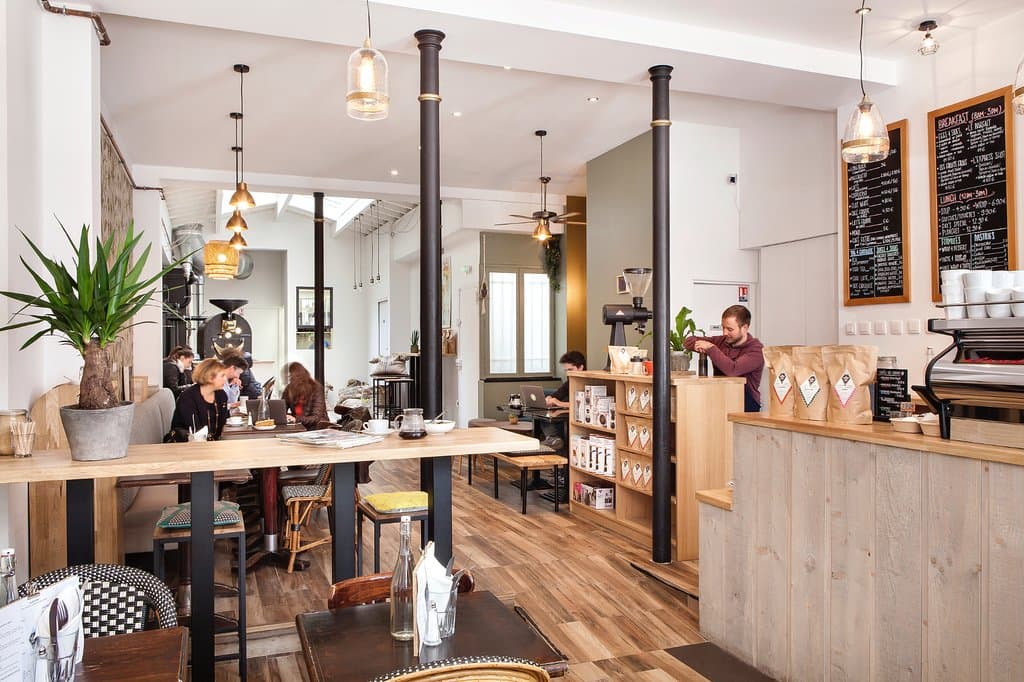 Un bel espace lumineux, avec la verrière au fond où se situe l'atelier de torréfaction