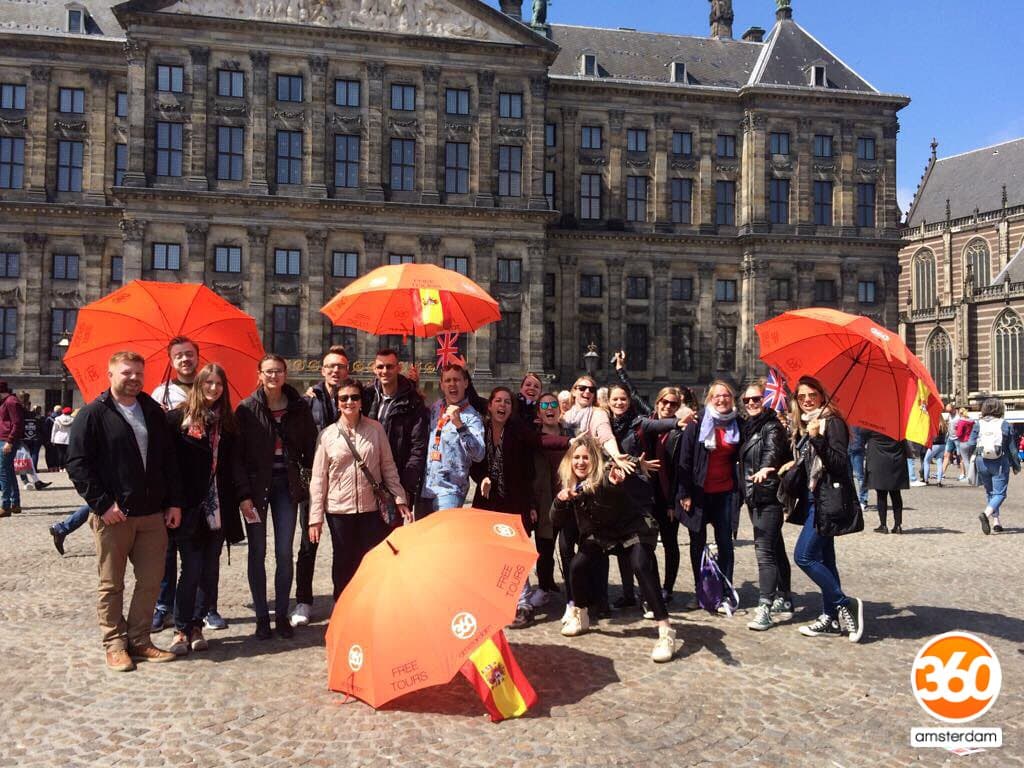 Start with us in front of the Royal Palace!