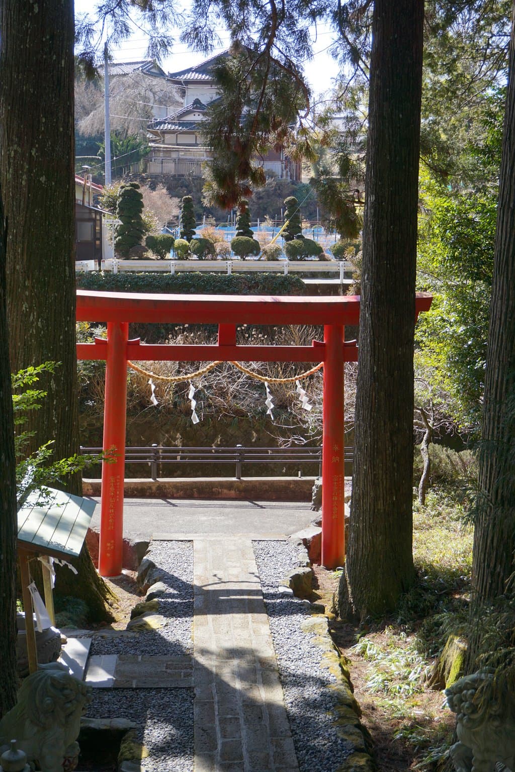 参道から鳥を望む