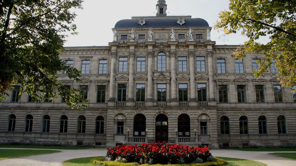 Главное здание университета