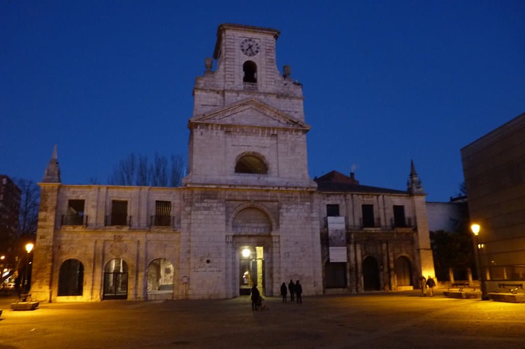 Fachada de noche.