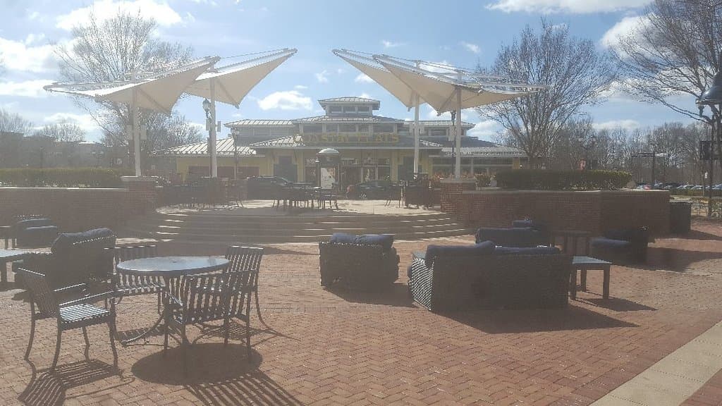 페어팩스코너 중앙에 조그마한 광장있어요.바닥에서 올라오는 분수에 아이들도 좋아해서 가족나들이로좋아요.주변 음식점도많구요.쇼핑도하고 밥도먹고 데이트코스로도 좋구요.바로앞에 영