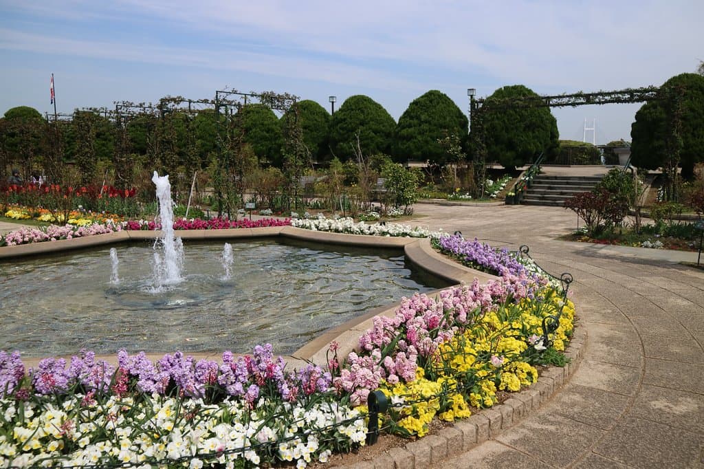 沈床花壇とベイブリッジ