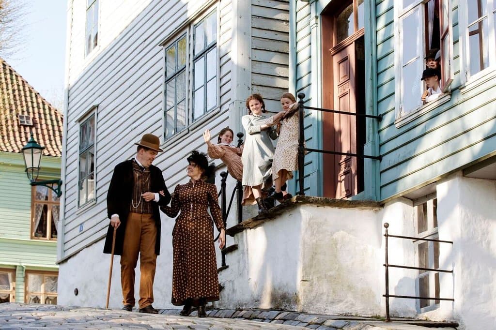 Familien promenerer i Gamle Bergen, foto Tove Breistein