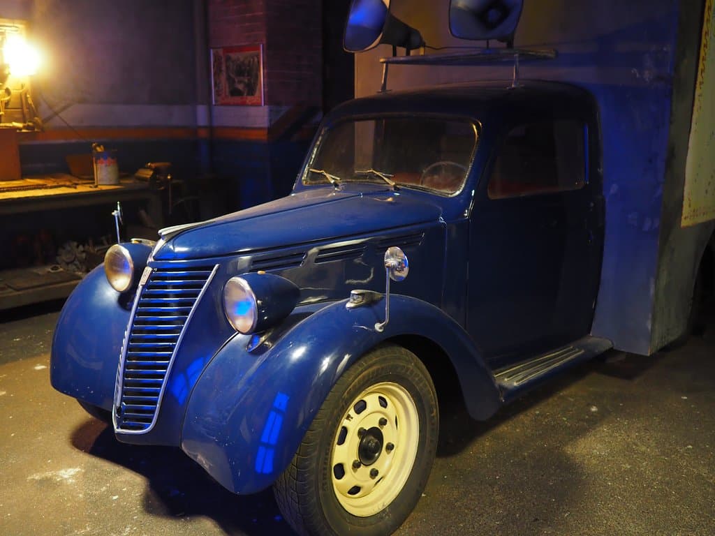 古いフィアットの移動式映画上映車