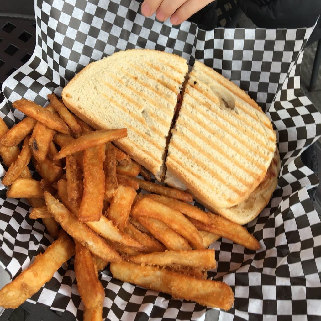 Tom & Earl's Back Alley Grill