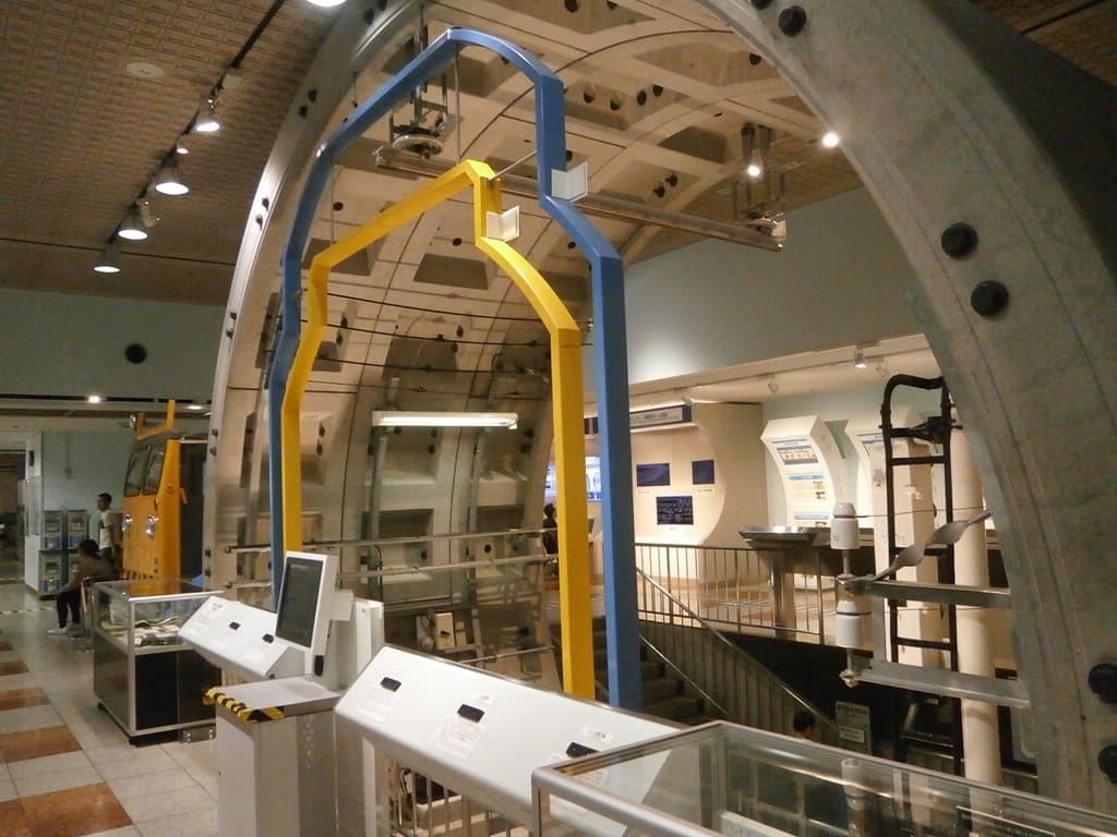 地下鉄というからには地下にトンネルを掘り進めていくわけですが、巨大なドリルで掘り進めながら壁を貼ってくというシールド工法について、実物が展示されています。