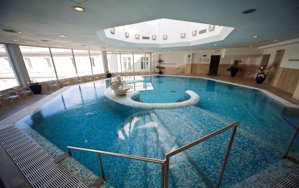 Piscina di acqua termale a 36/37° sulfureo salsobromojodica