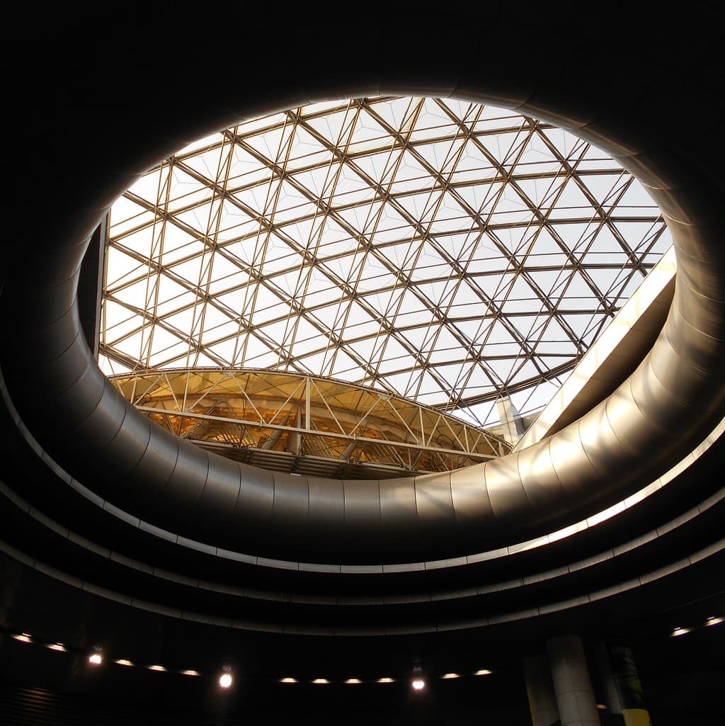 小倉駅中央広場の天井ドーム（フルオープン状態）