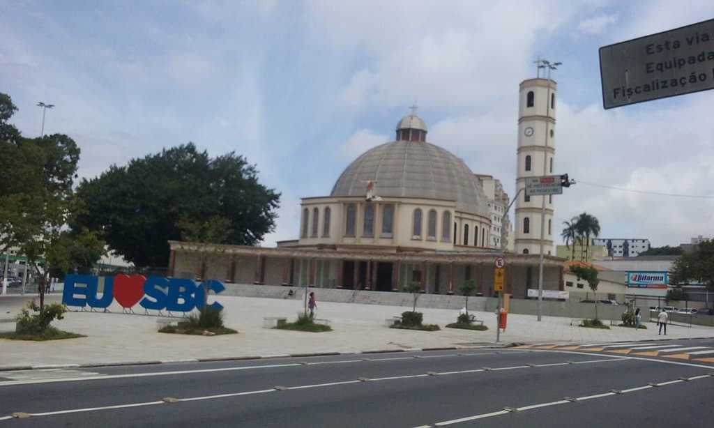 A praça onde localiza-se a Igreja. É muito famosa na cidade !