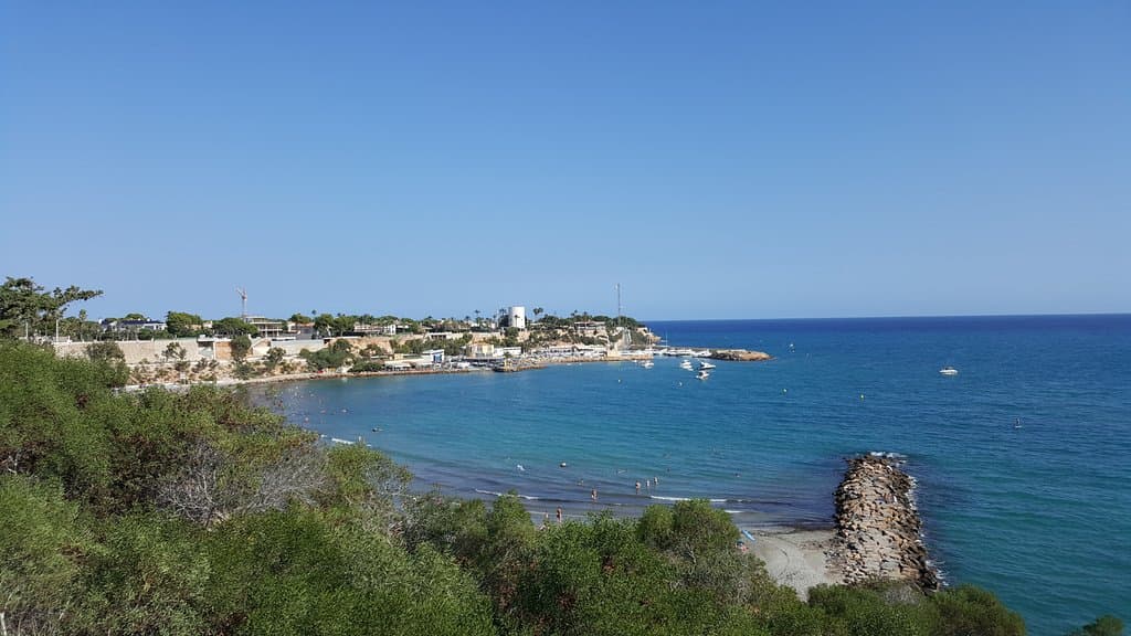 Widok na marinę i plażę w oddali wieża o której pisałam
