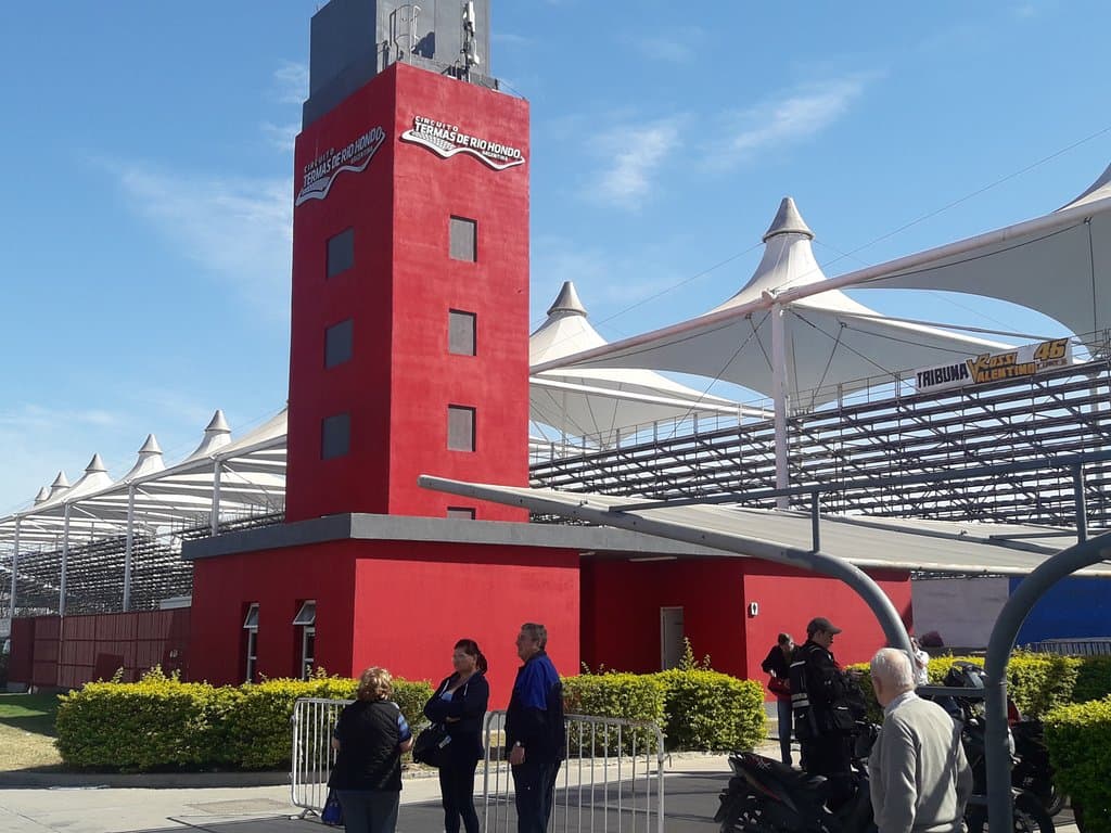 Entrada y grada sobre recta principal