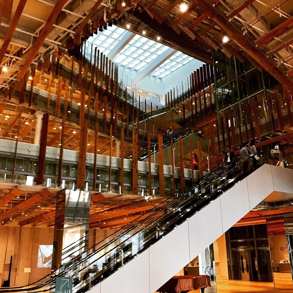 隈研吾設計による建築の内観