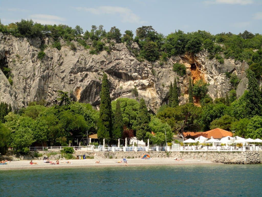LA SPIAGGIA "PROTETTA" DALLE ARDITE ROCCE FALESIE