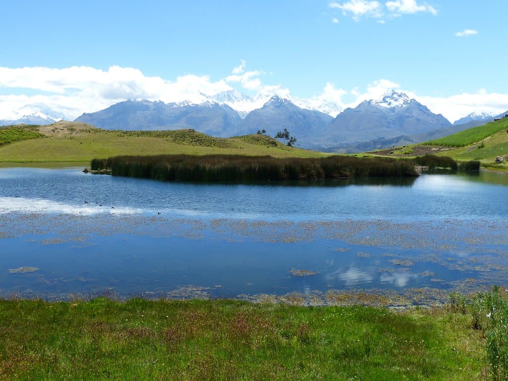Laguna Wilcacocha et panorama sur la cordillère