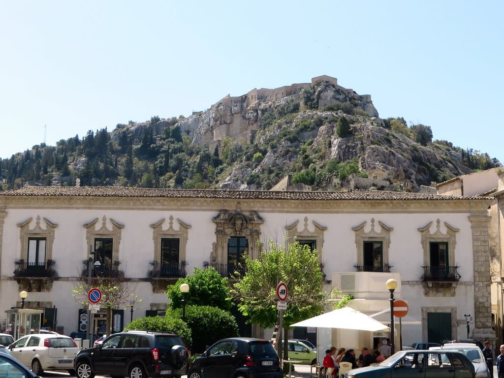 il fronte principale su piazza Italia