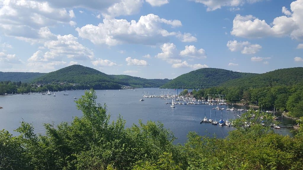 Bei der Radtour rund um den Edersee hat man immer wieder schöne Ausblicke auf den See ...
