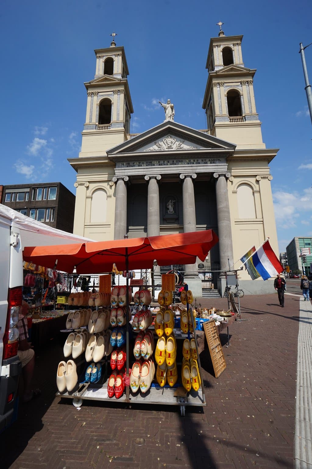 ตลาดเริ่มตั้งแต่หน้าโบสถ์เลยค่ะ