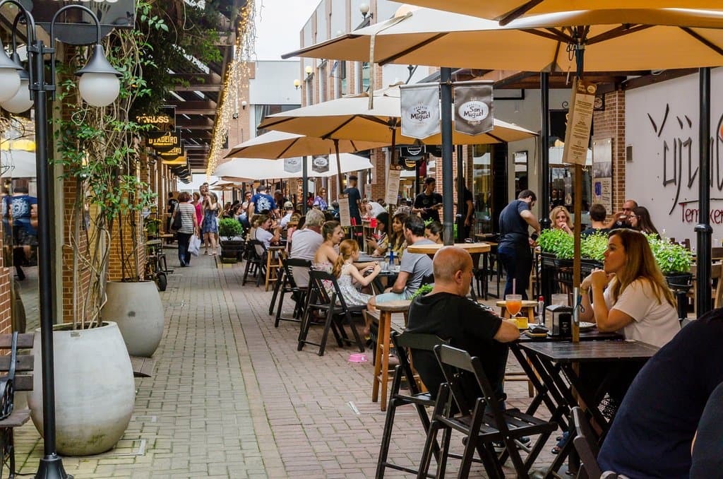 Mesas compartilhadas para reunir a família e amigos. São 8 opções gastronômicas para escolher! 