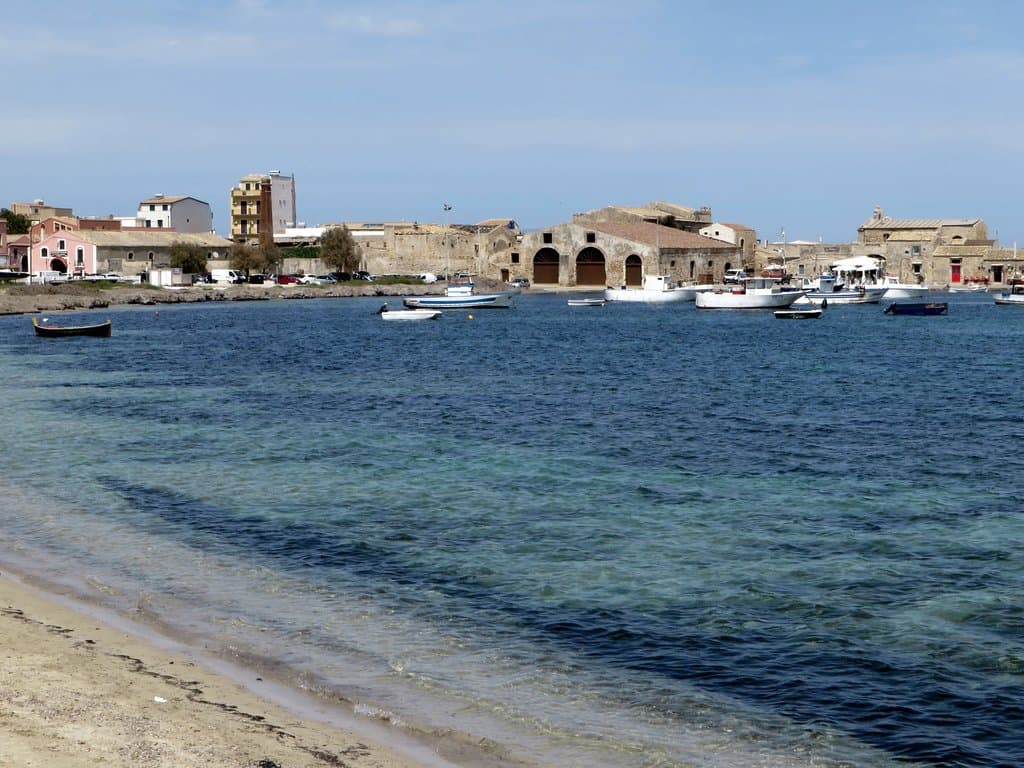 la vecchia tonnara (al centro della foto)