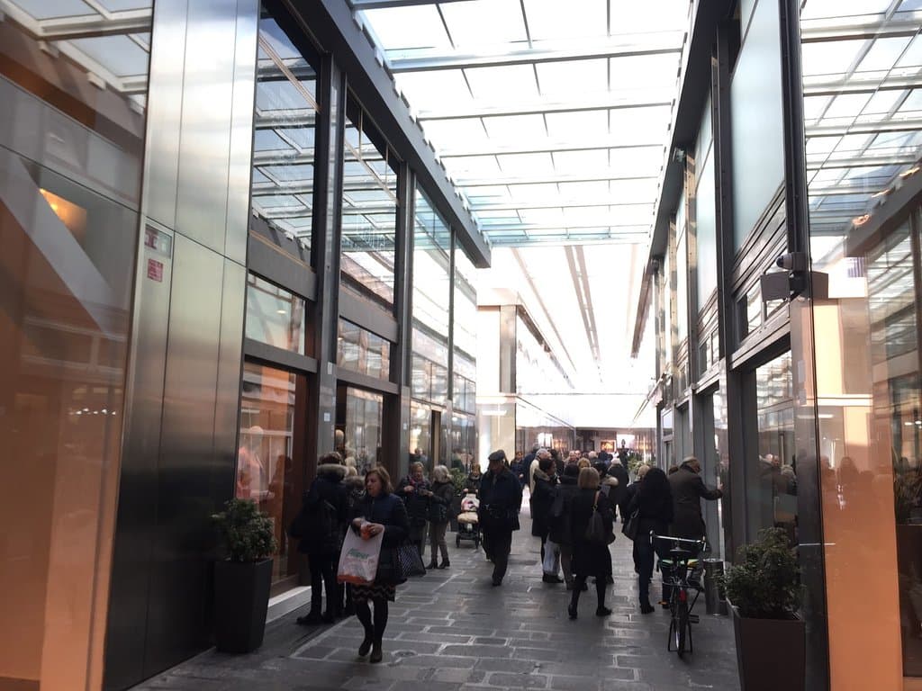 Galleria Barcella: un elegante passaggio coperto che collega Piazza Ferretto a Piazzale Candiani