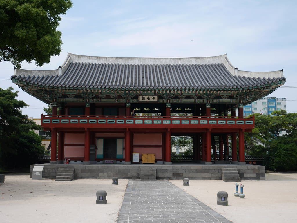 salah satu bangunan di kompleks Gwandeokjeong Pavilion