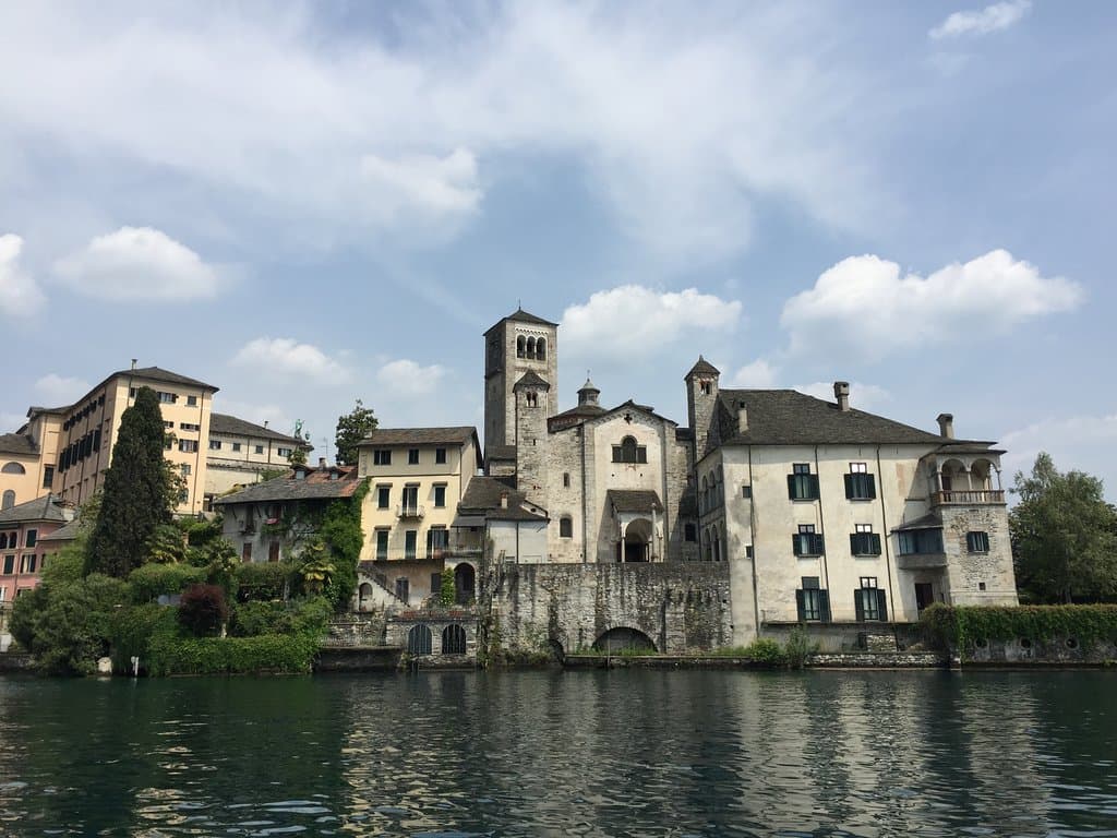 La facciata principale della basilica dal lago