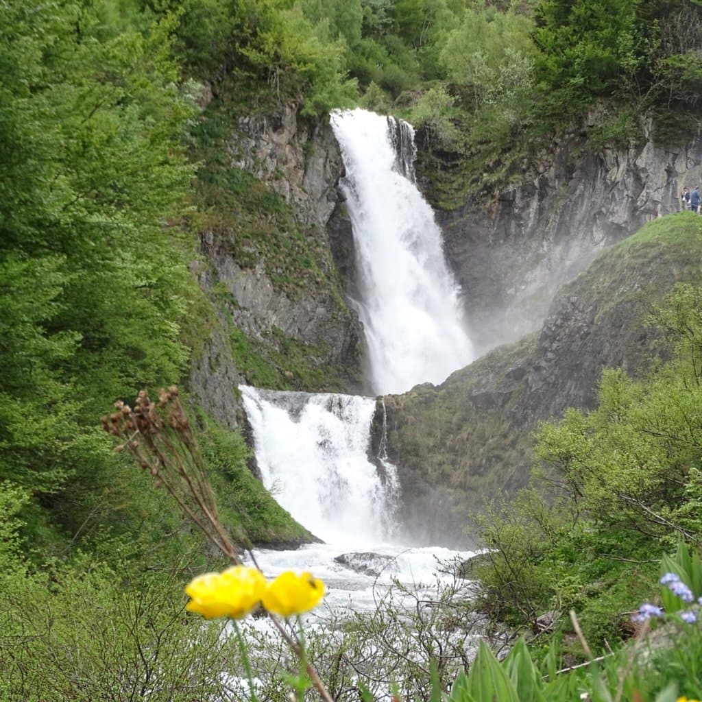 Cascada en pleno apogeo despues de días de intensas lluvias