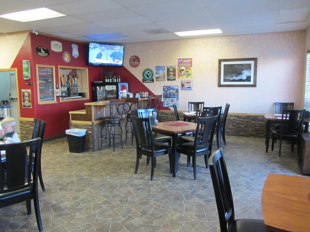 Cobblestone Pizza - Inside dining area