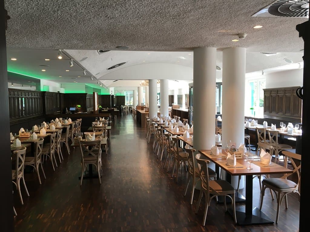 The restaurant (at lunch time it will be full)