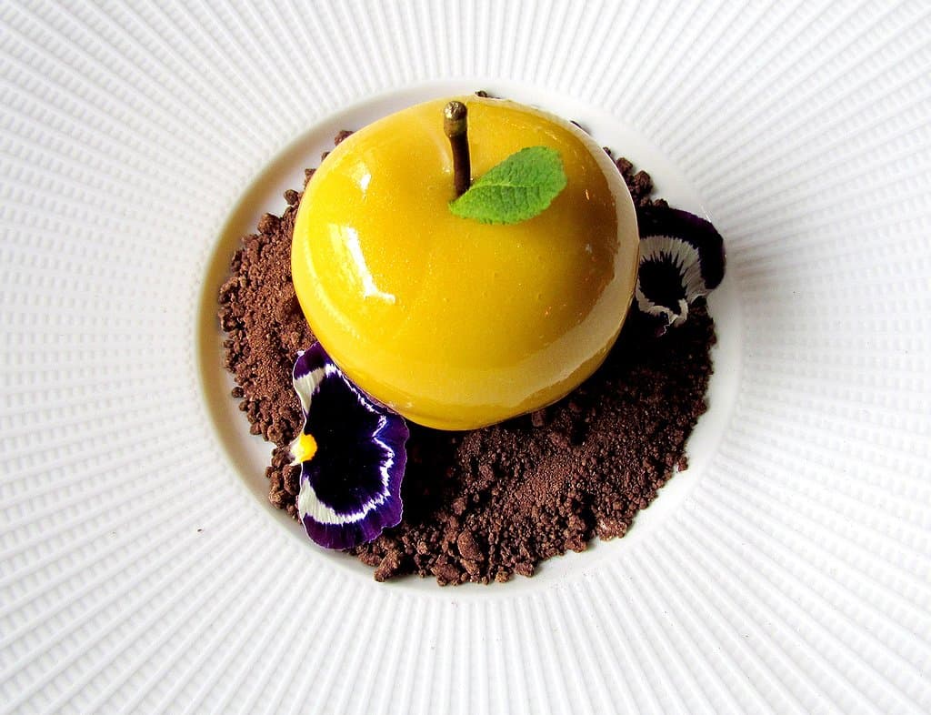 White Chocolate | Vanilla Cream | Caramelized Chocolate | Chopped apple