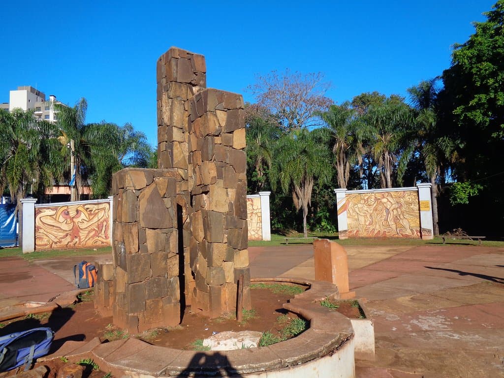Los murales y monumento frente a la plaza