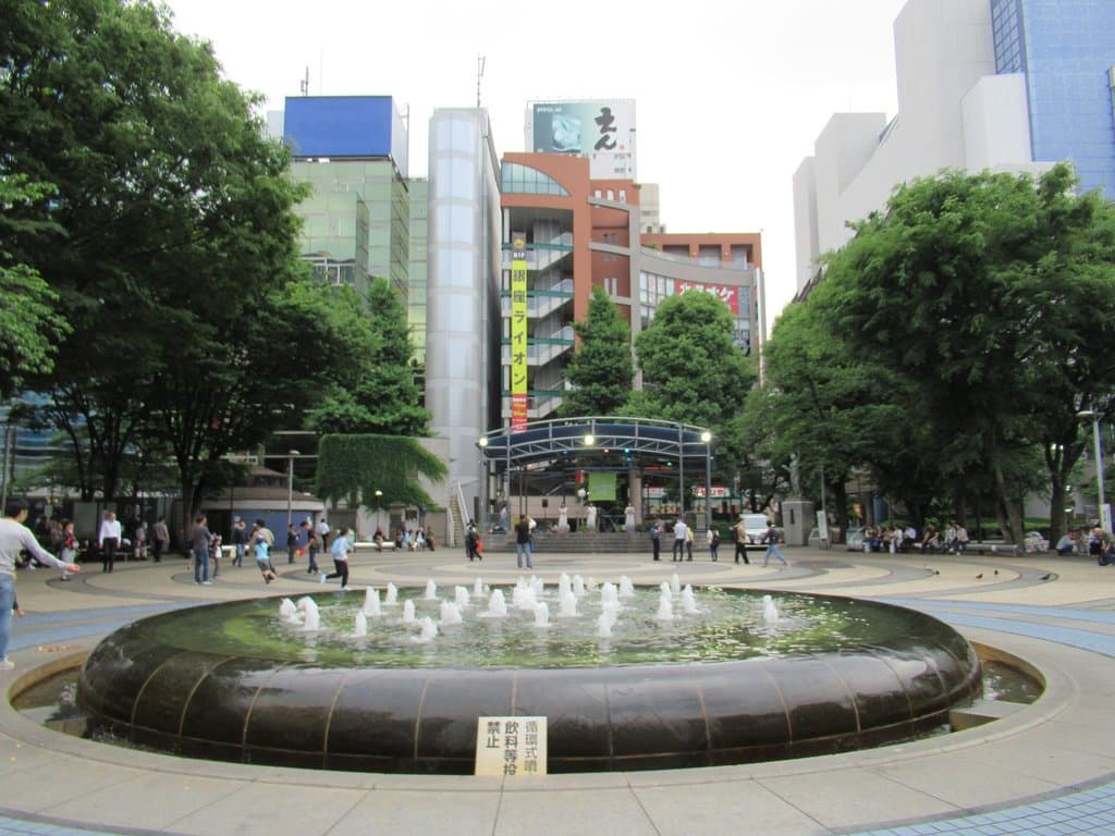 噴水と屋外ステージ (中央奥)