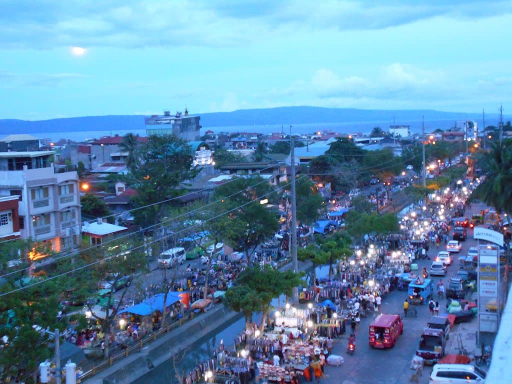 Stalls along Roxas Avenue...starts at 5 p.m.