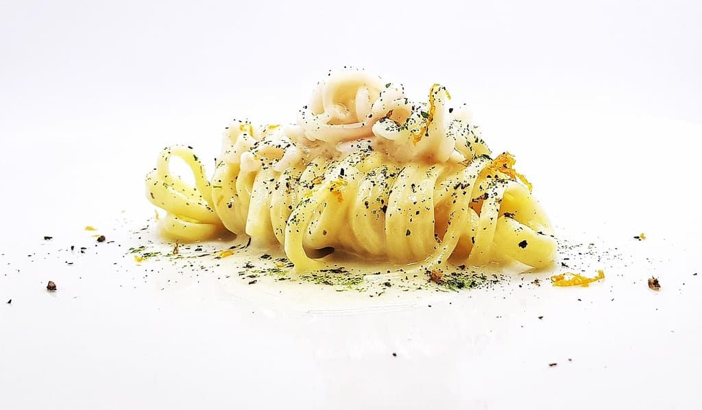 Il nostro cavallo di battaglia: Cacio e pepe con arancia, menta e calamari