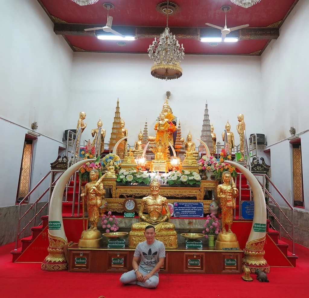 ภายในวิหารที่ประดิษฐานองค์หลวงพ่อครับ