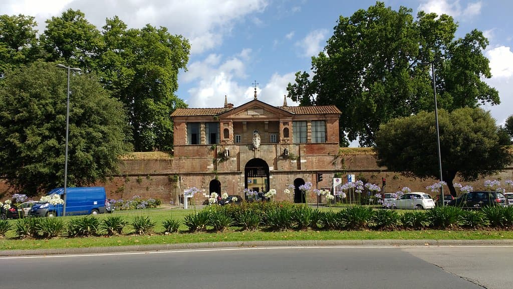 Porta San Pietro vista da Praça Ricasoli.