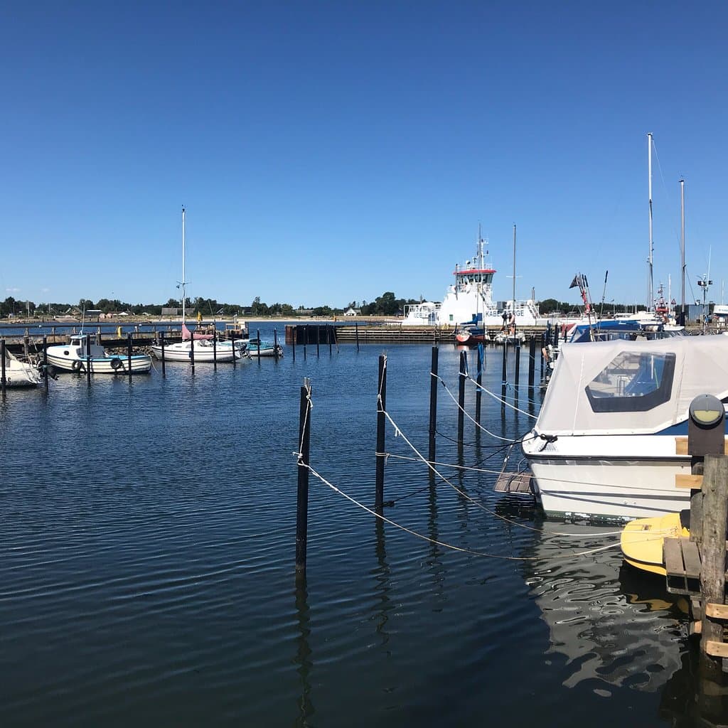 Hyggelig lille havn hvor ungerne kan fange krabber. Der er en fantastisk badebro hvor der er hel