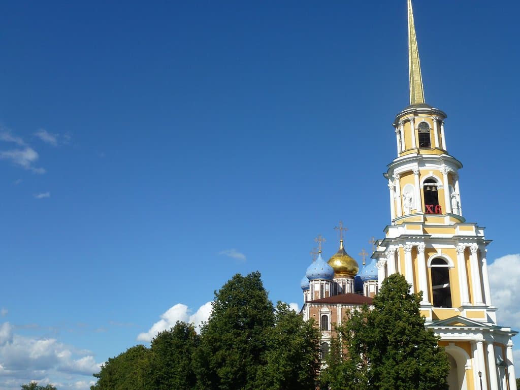 Вид на колокольню с набережной