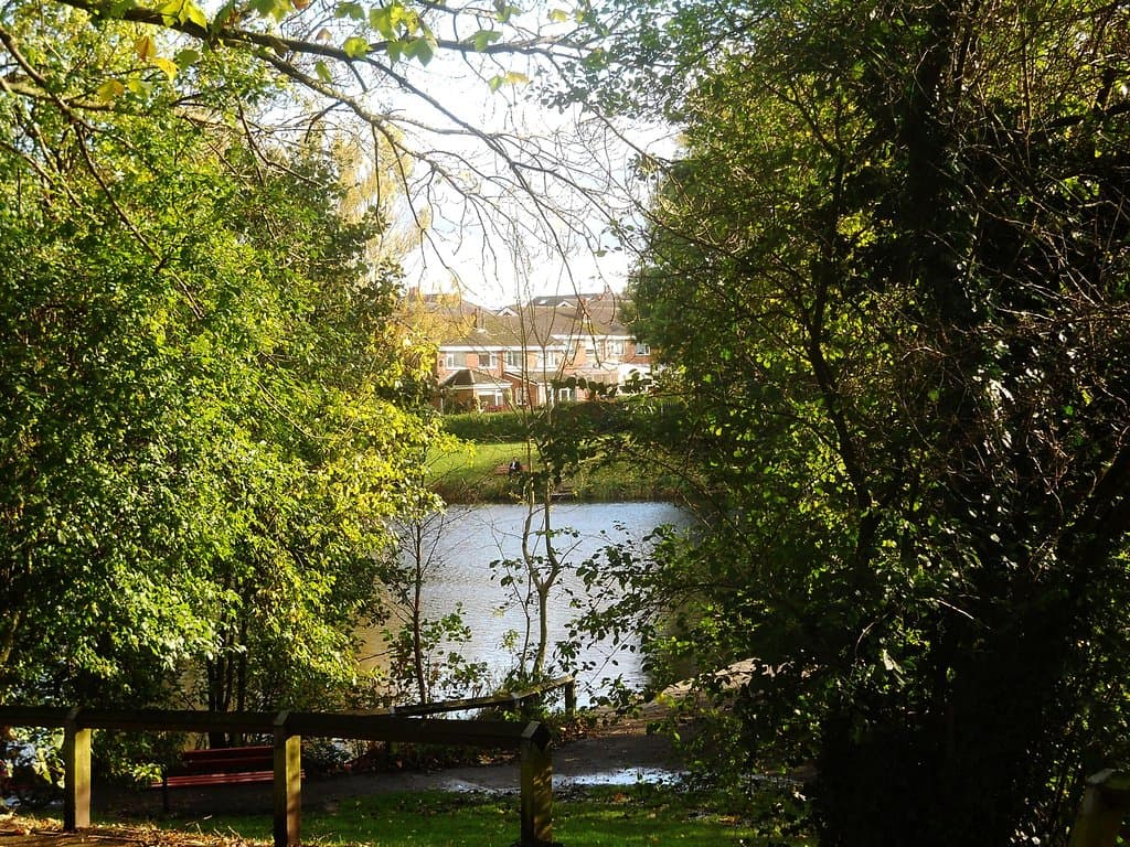 Oltre il lago, villette e acciottolato