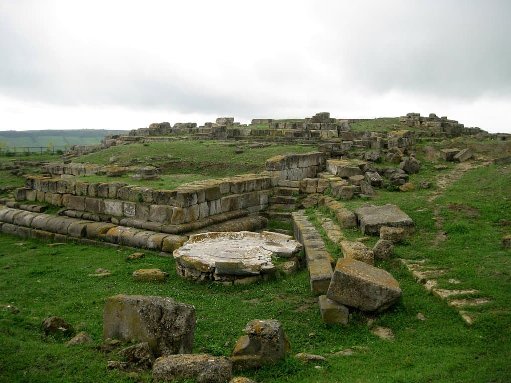 angolo nord est con il "piatto" in travertino in 1° piano