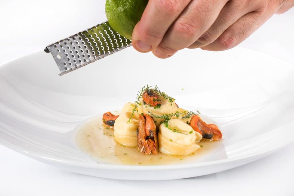 Tortelli cacio e pepe, cozze e lime 