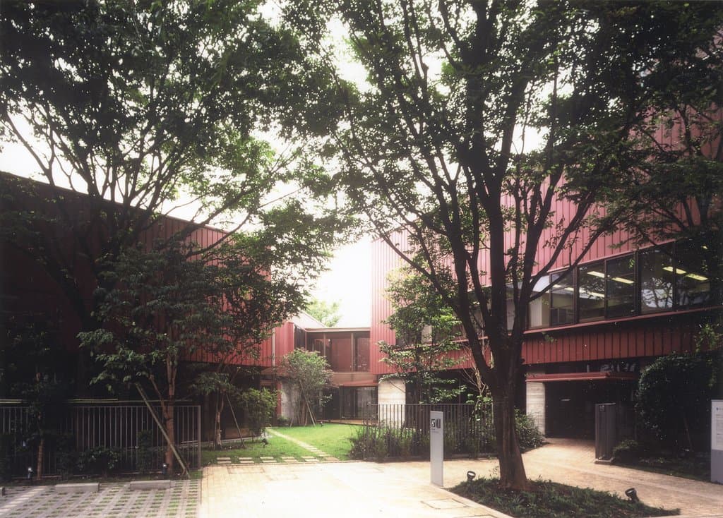 美術館外観　駐車場もあります（乗用車3台、身障者用1台）。　撮影：中川敦玲